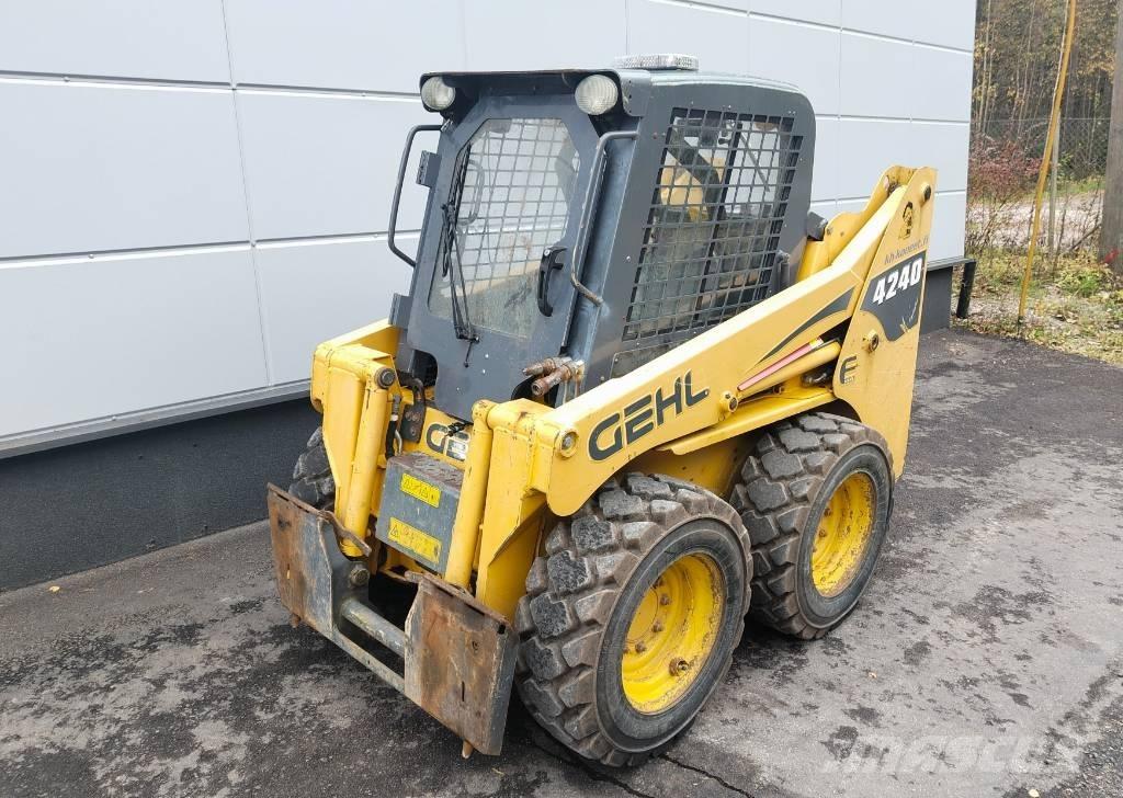 Gehl 4240 E لوادر انزلاقية التوجيه