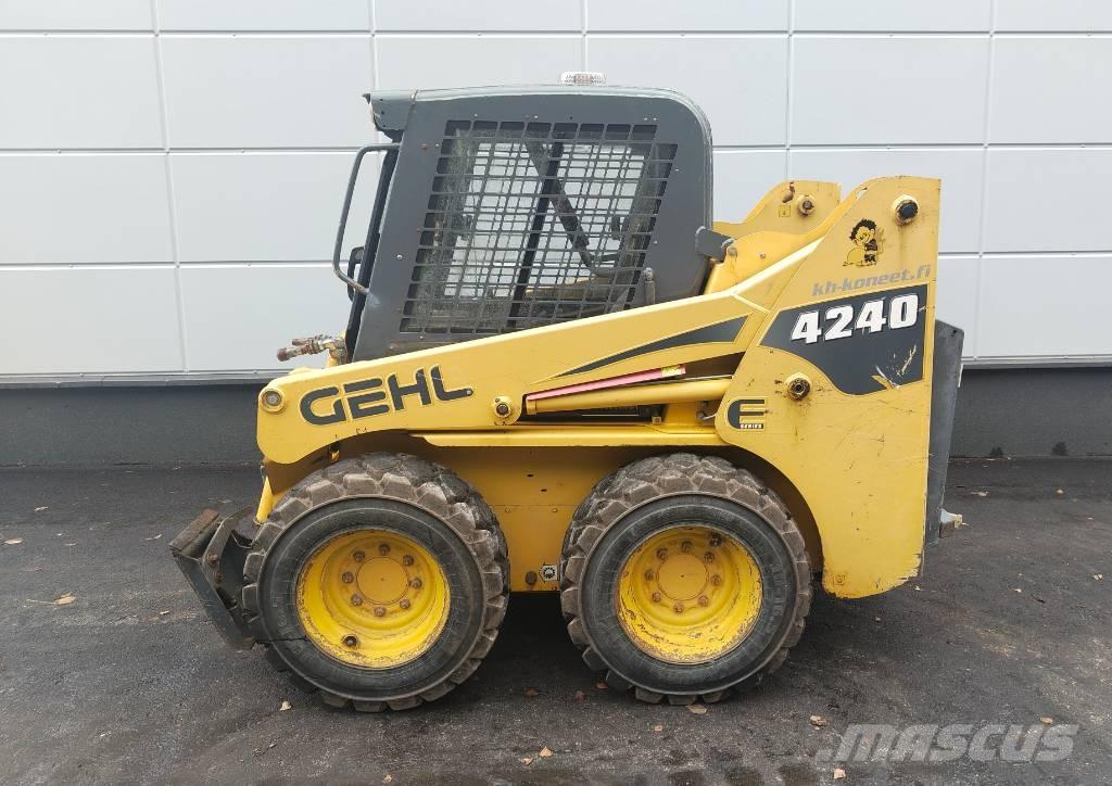 Gehl 4240 E لوادر انزلاقية التوجيه