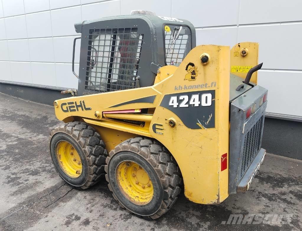 Gehl 4240 E لوادر انزلاقية التوجيه