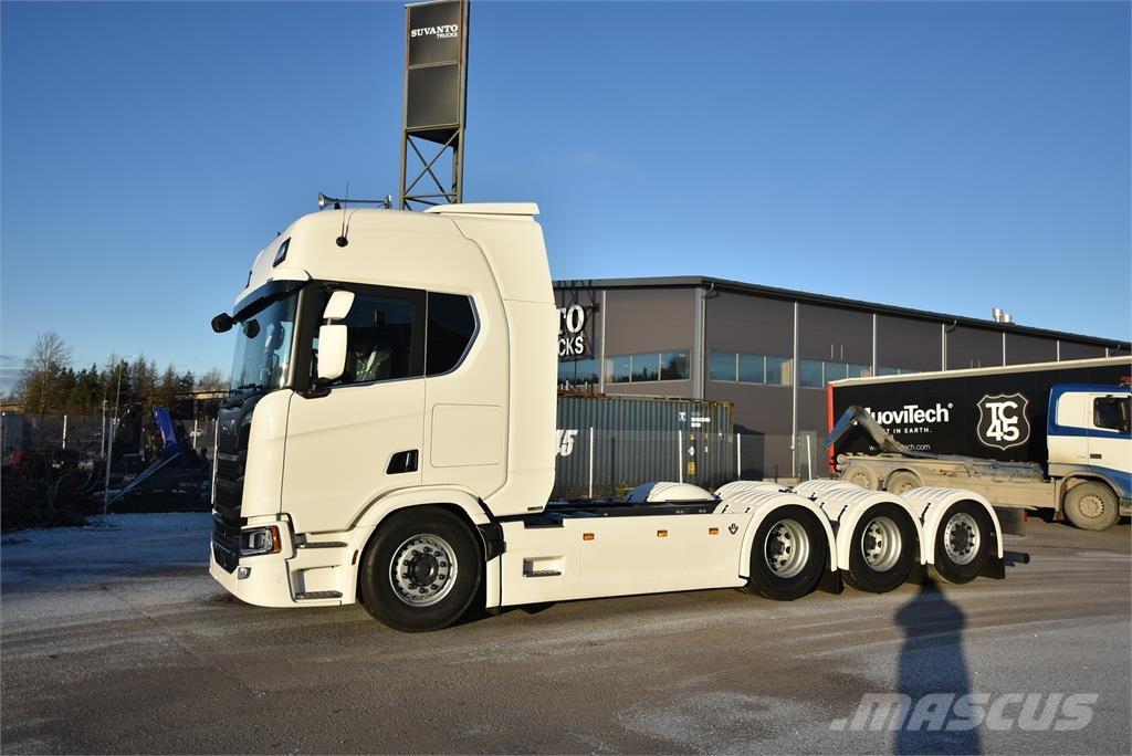 Scania R590 8X4 شاحنات بمقصورة وهيكل