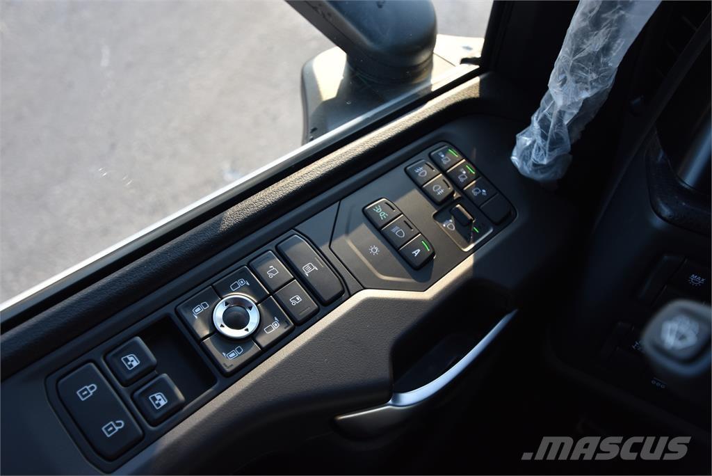 Scania R590 8X4 شاحنات بمقصورة وهيكل