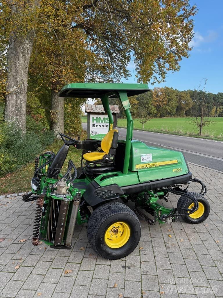 John Deere 8700 A ماكينات جز العشب