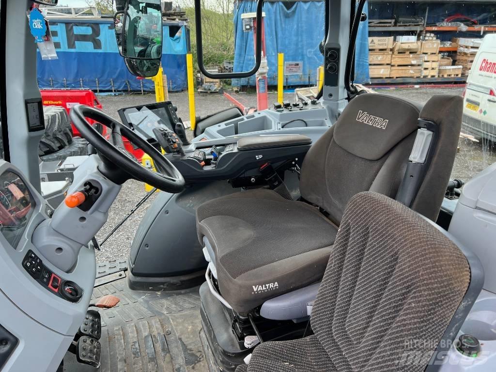 Valtra T 254 V الجرارات