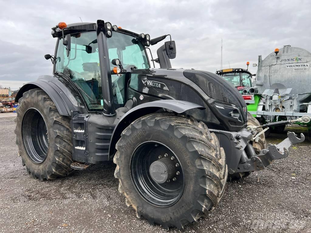 Valtra T 254 V الجرارات