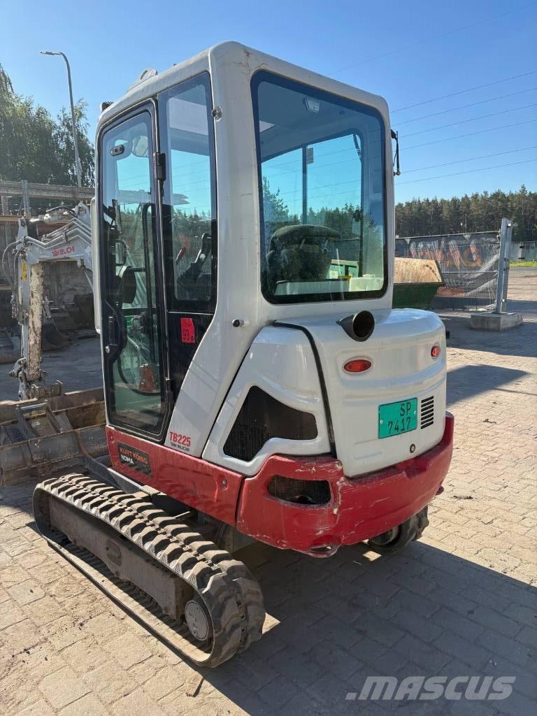 Takeuchi TB 225 حفارات صغيرة أقل من 7 طن (حفارات صغيرة)