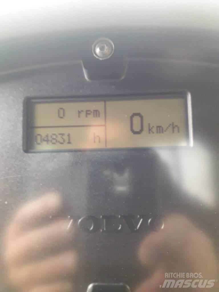 Volvo G 780 B معدات تمهيد الطرق