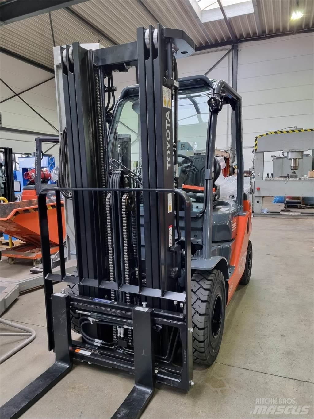 Toyota 02-8FGF25 شاحنات LPG