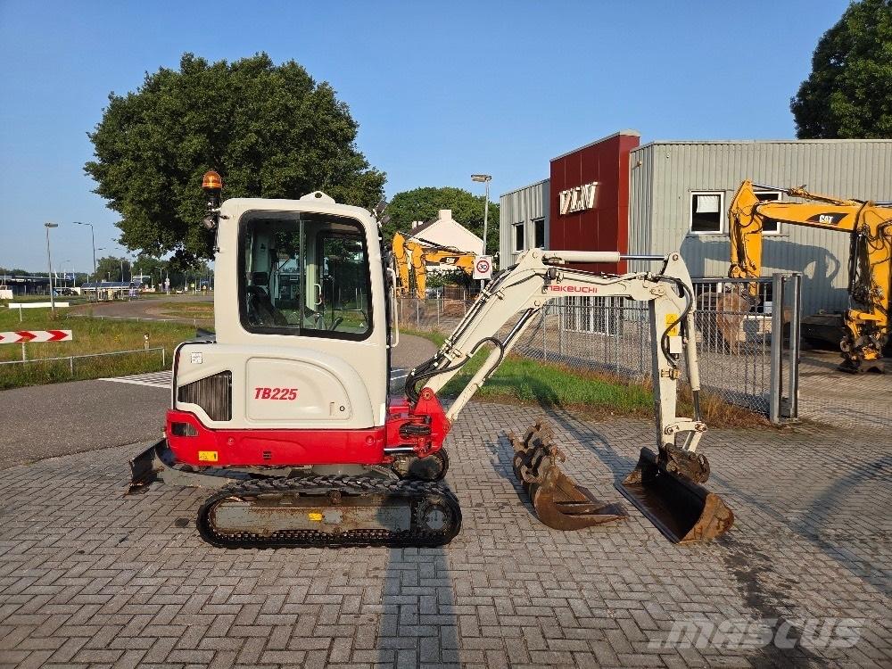 Takeuchi TB225 حفارات صغيرة أقل من 7 طن (حفارات صغيرة)