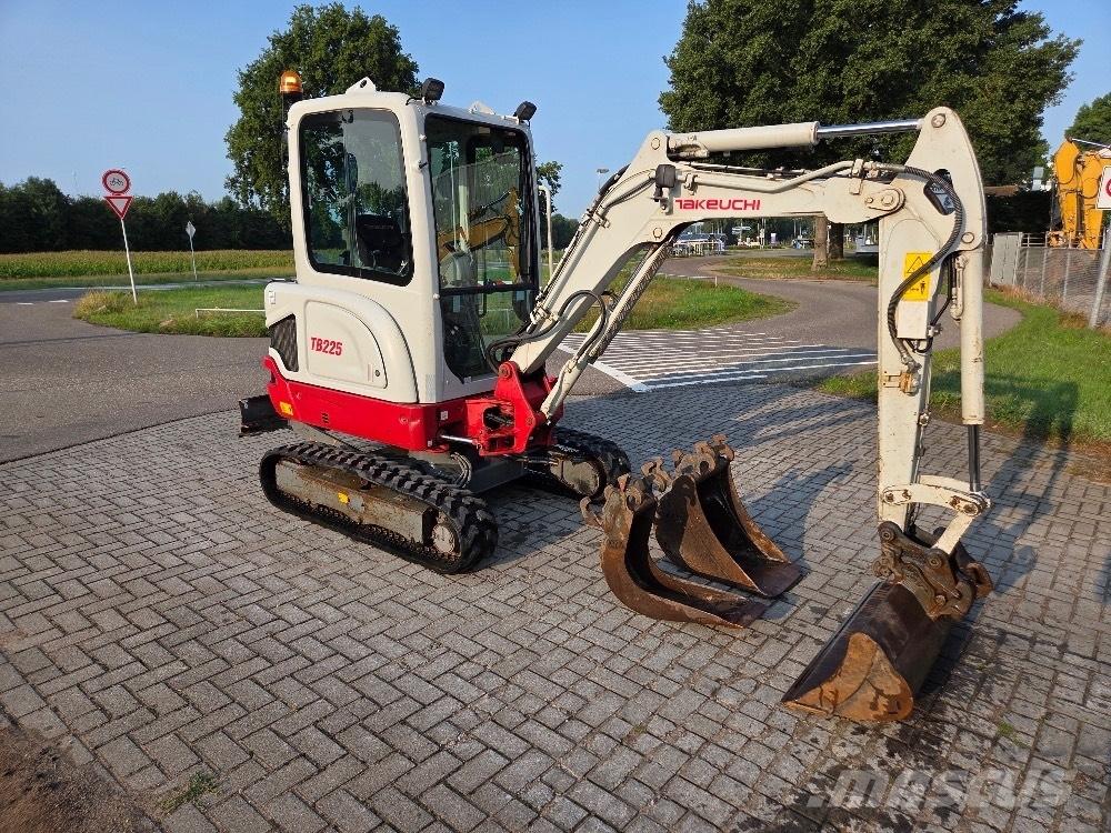 Takeuchi TB225 حفارات صغيرة أقل من 7 طن (حفارات صغيرة)