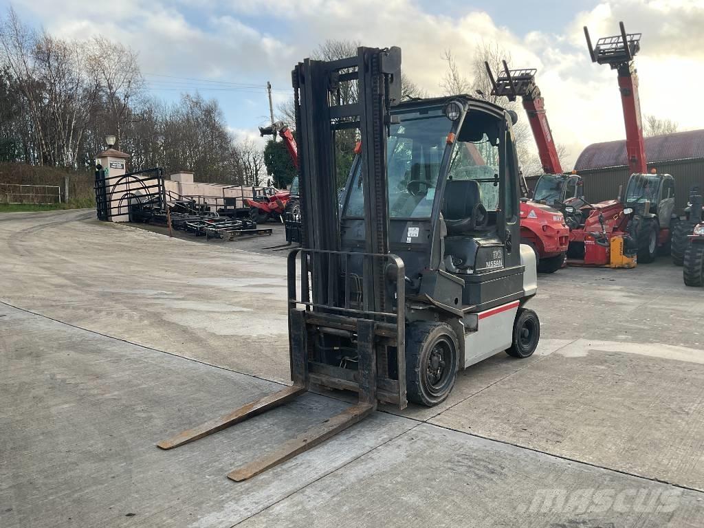 Nissan 30 Forklift مناولات متداخلة