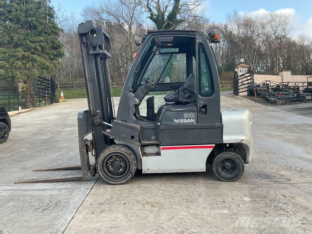 Nissan 30 Forklift مناولات متداخلة