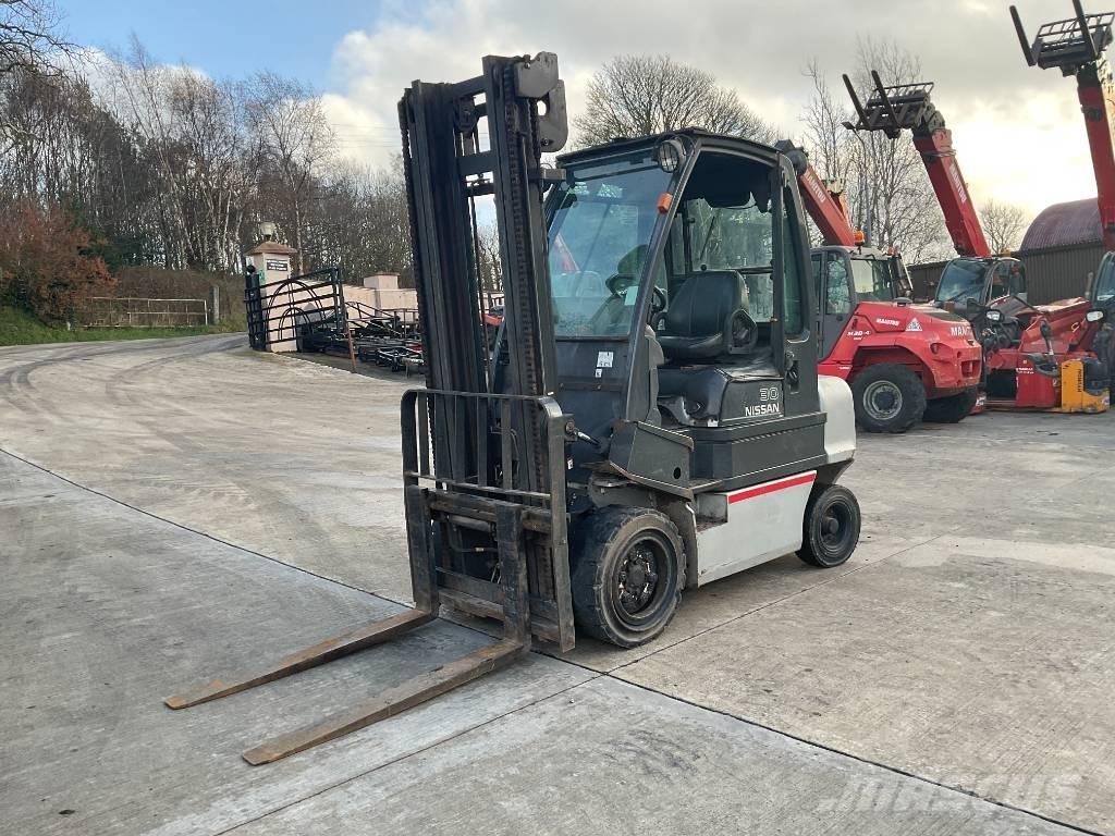Nissan 30 Forklift مناولات متداخلة