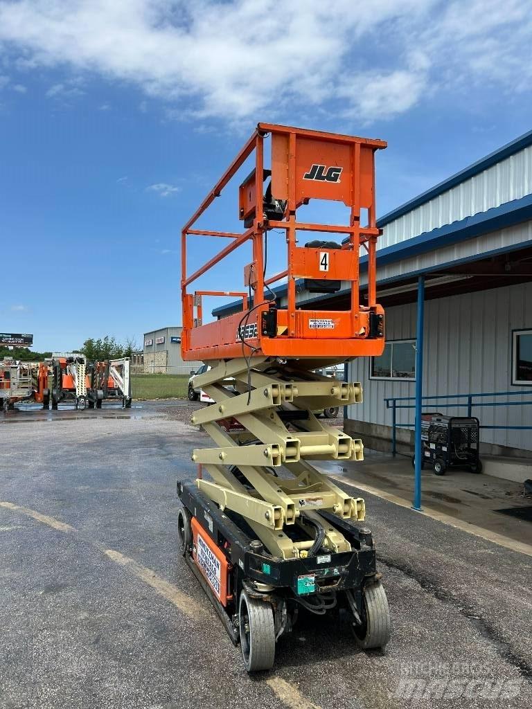 JLG R2632 رافعات مقصية الشكل