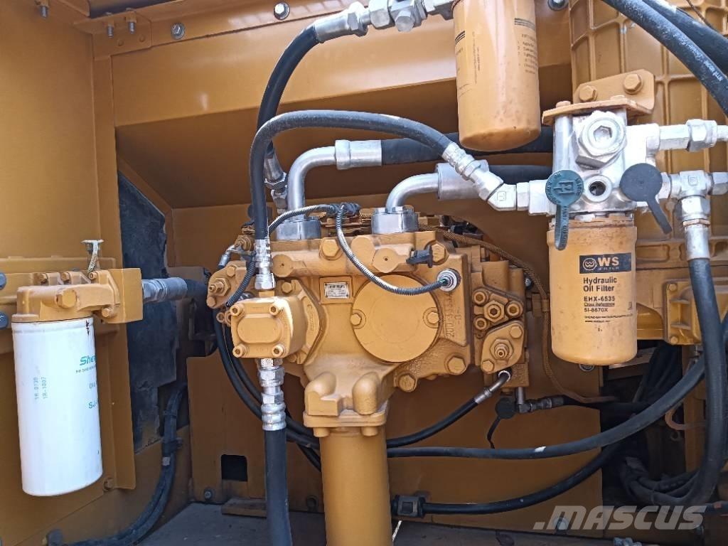 CAT 325 D حفارات زحافة