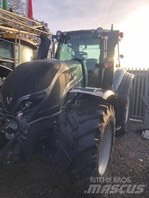 Valtra T 174 E الجرارات