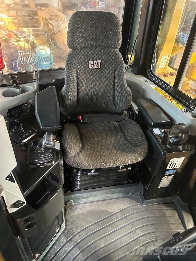 CAT D 6 T LGP بلدوزرات مجنزرة