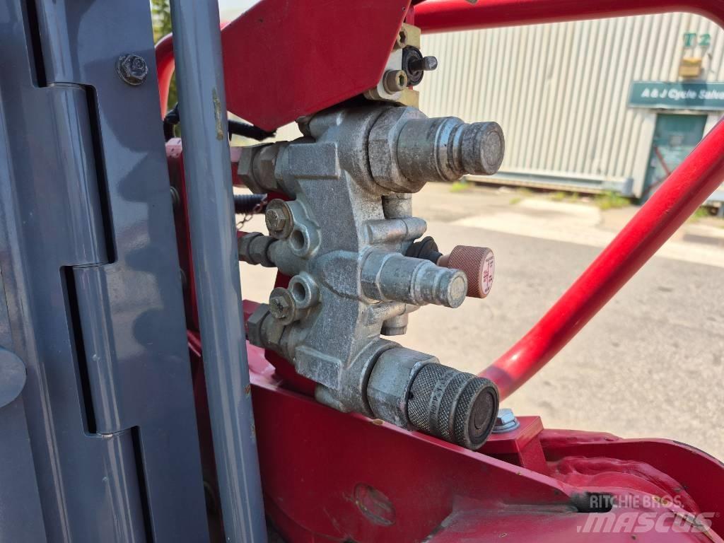 Takeuchi TL 6 R لوادر انزلاقية التوجيه