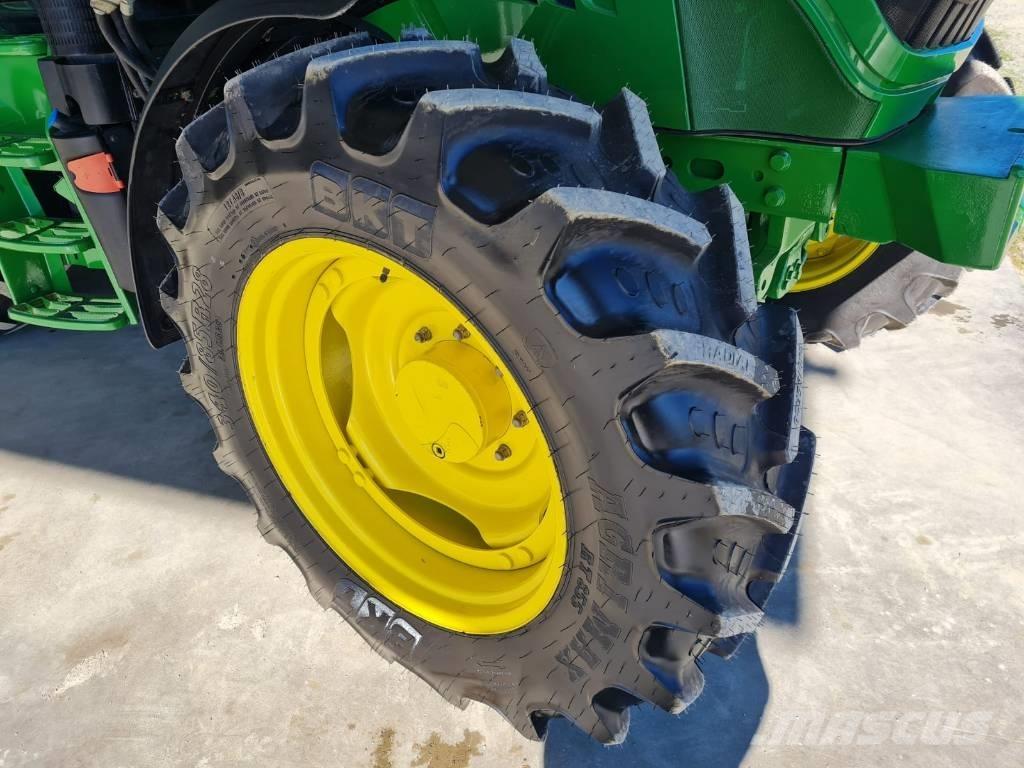 John Deere 6105 R الجرارات