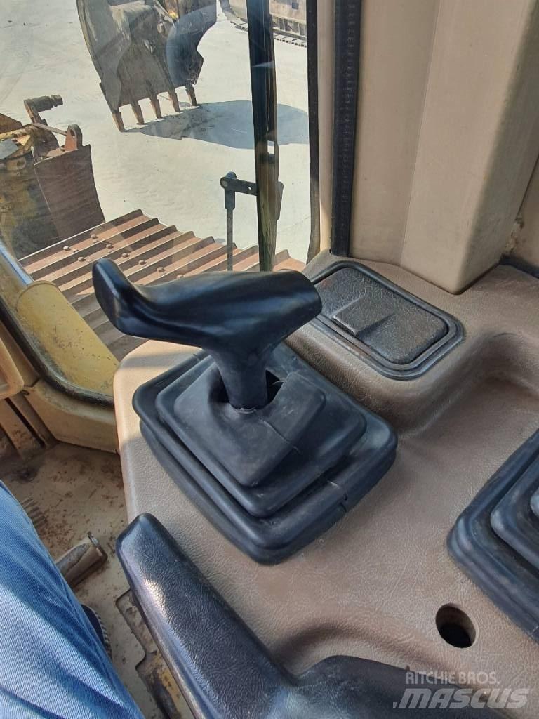 CAT D 6 M LGP بلدوزرات مجنزرة