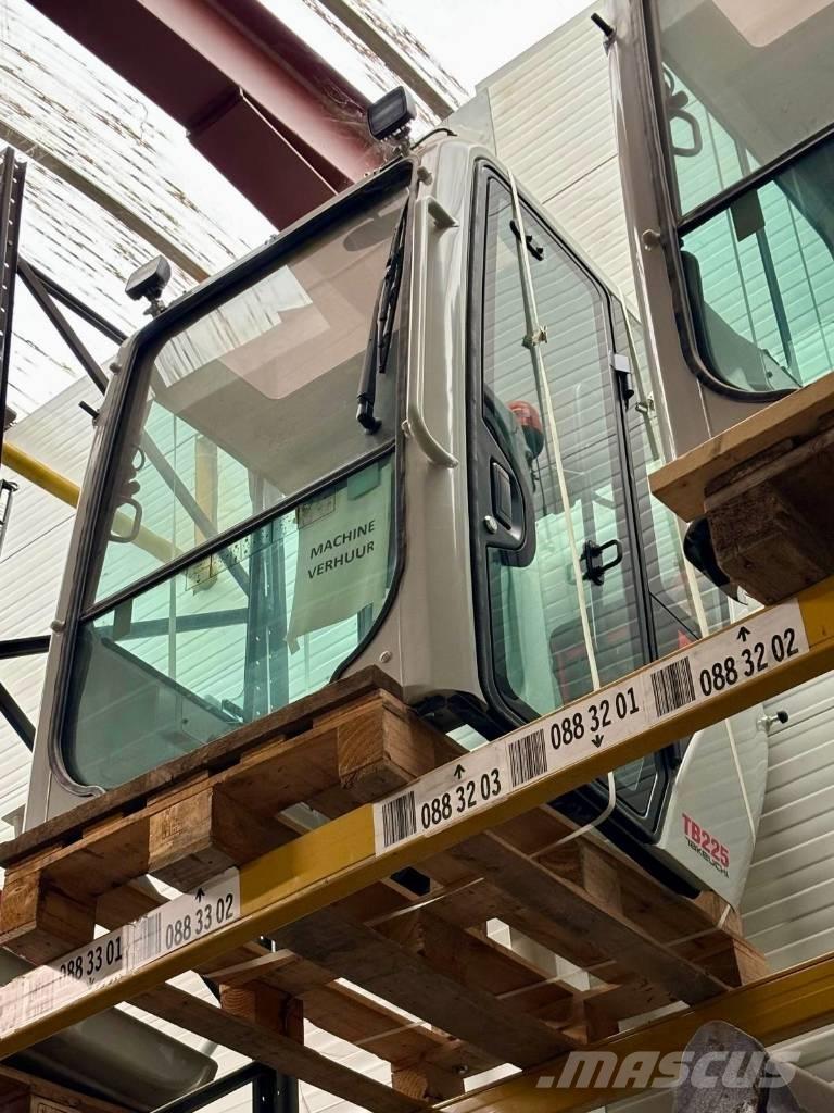 Takeuchi TB 225 حفارات صغيرة أقل من 7 طن (حفارات صغيرة)