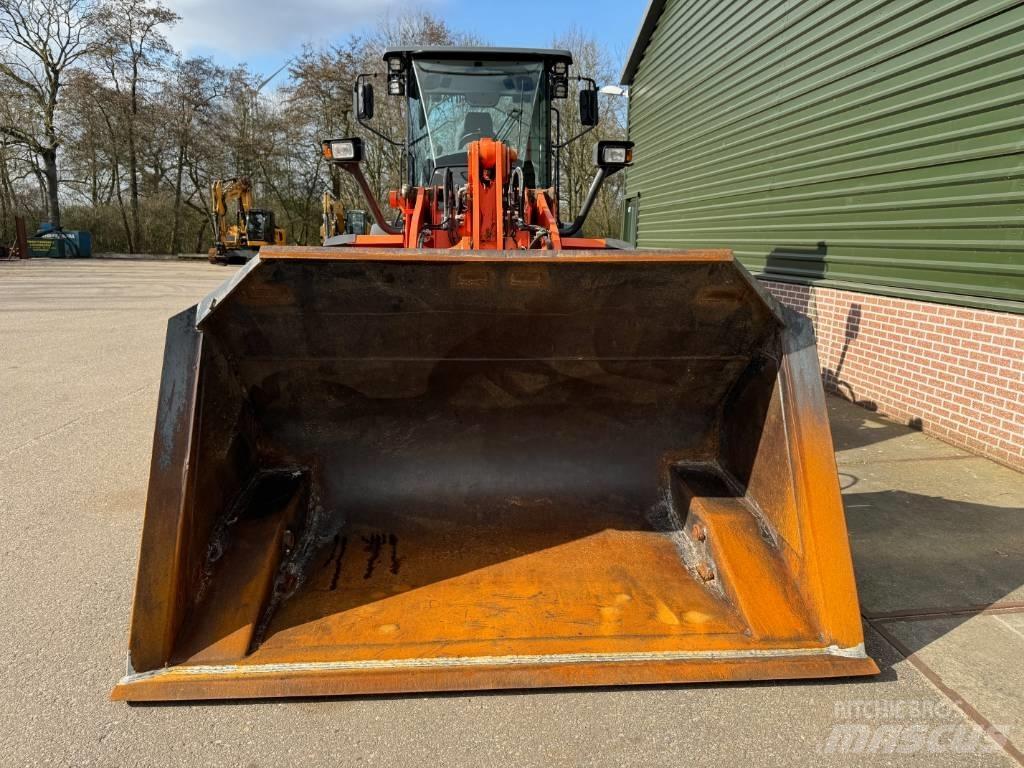Hitachi ZW 180-6 لوادر بعجل