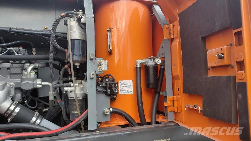 Hitachi ZX220W-5B حفارات بعجل