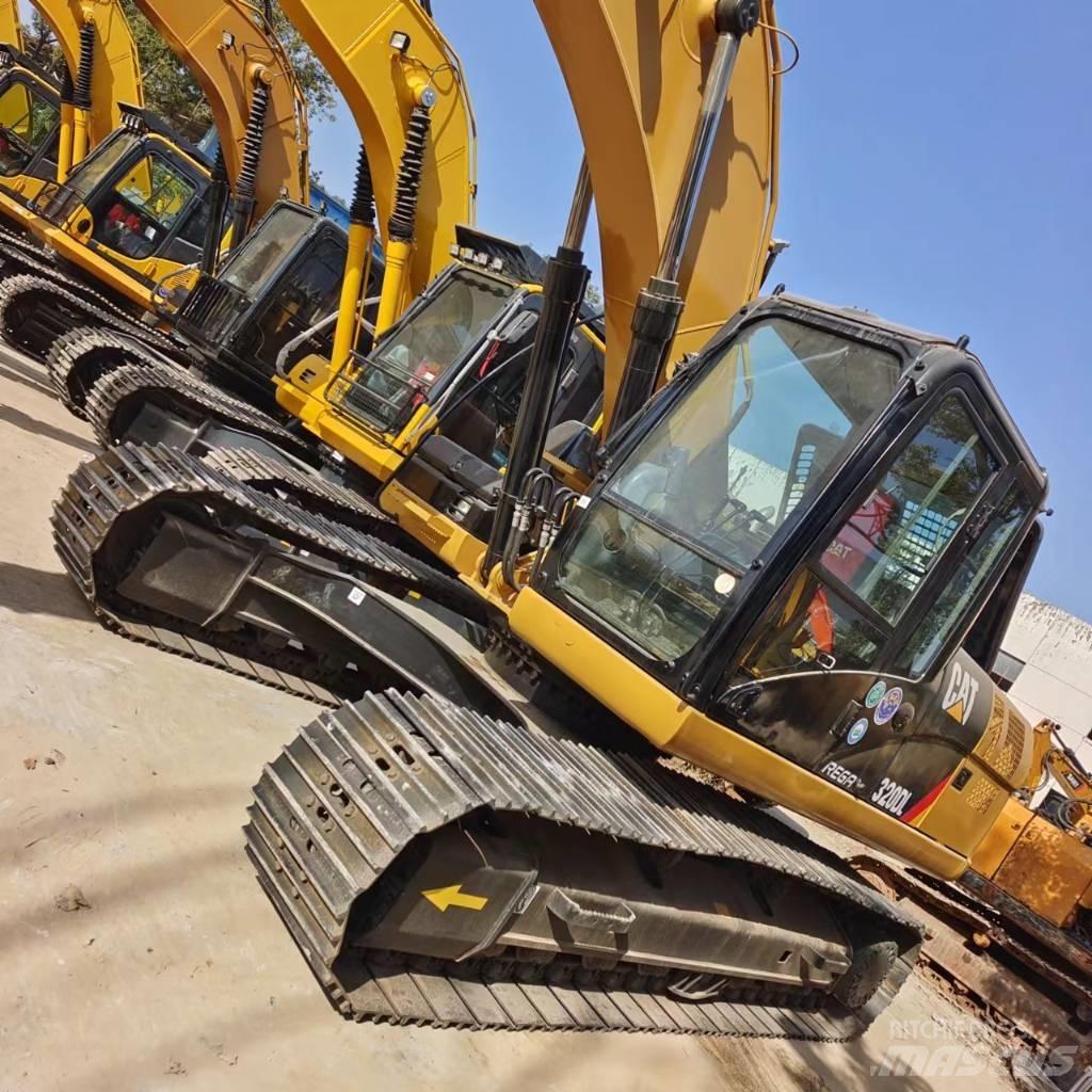 CAT 320 D حفارات زحافة