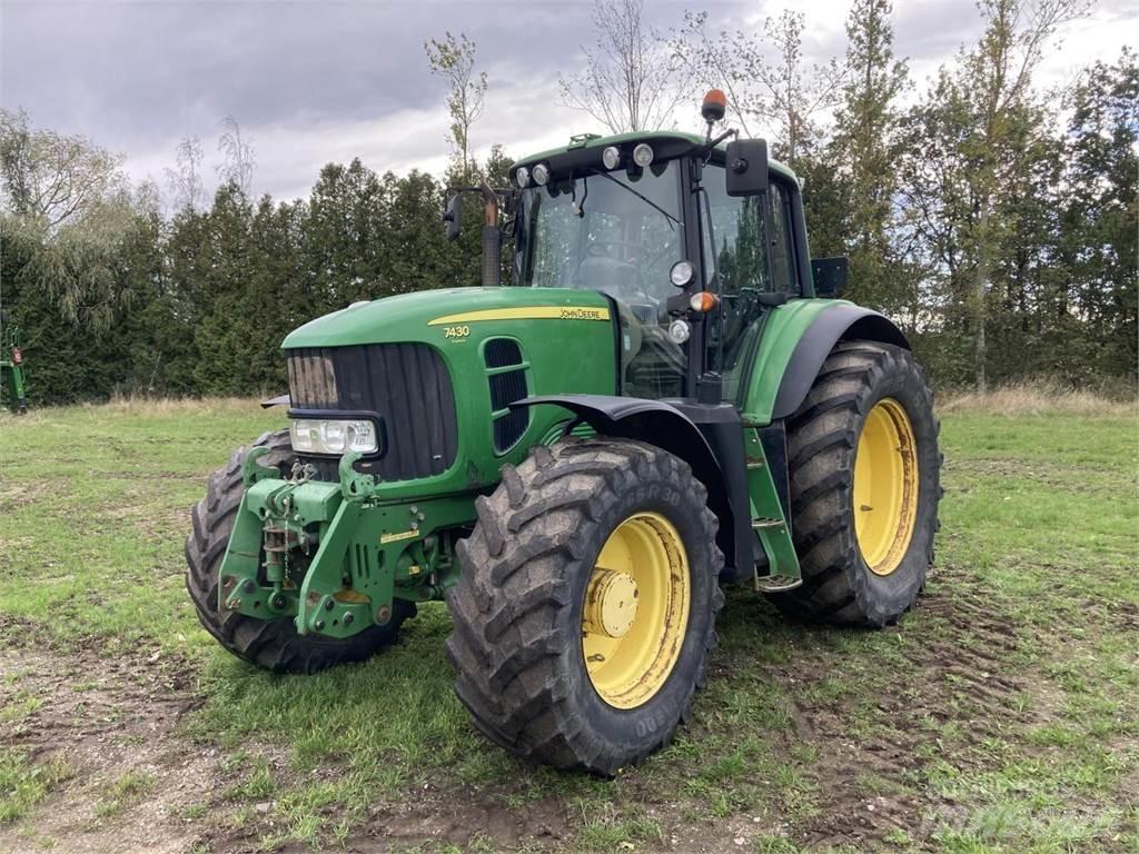 John Deere 7430 الجرارات