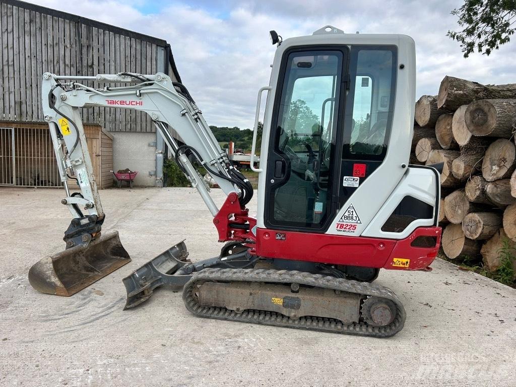Takeuchi TB 225 حفارات صغيرة أقل من 7 طن (حفارات صغيرة)