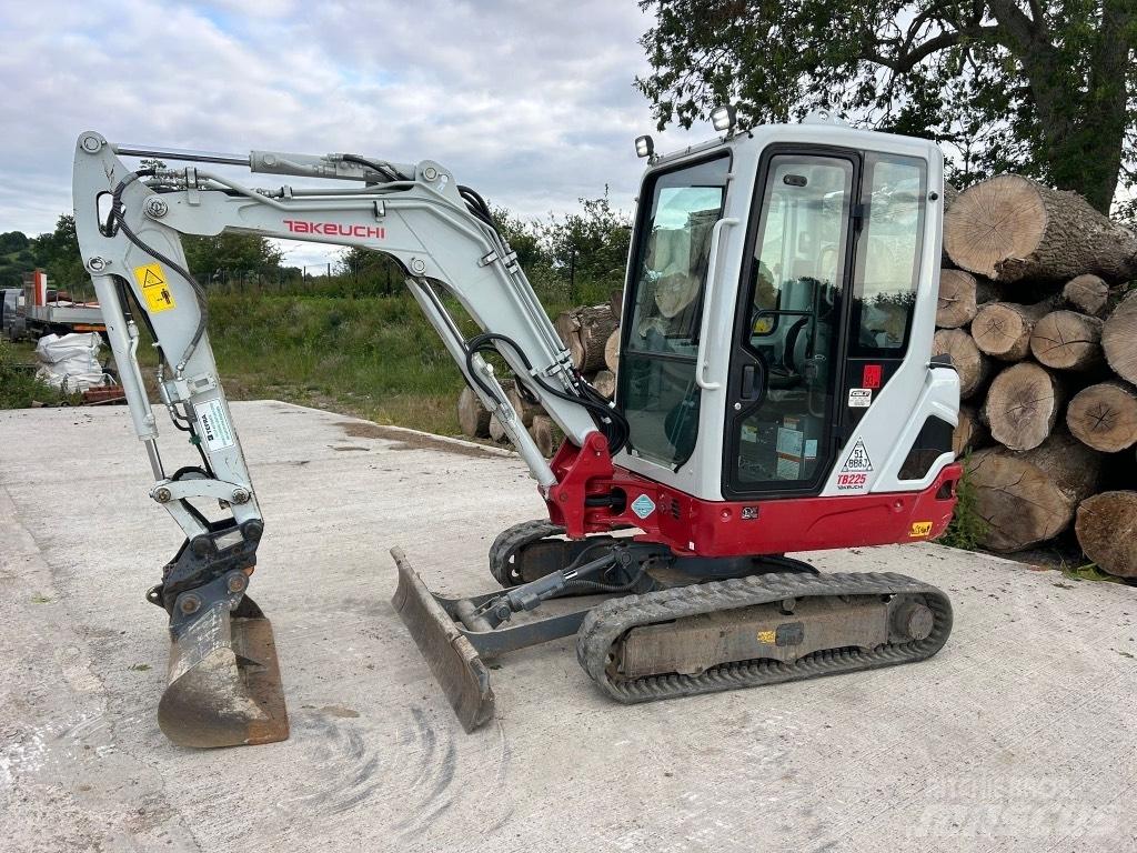 Takeuchi TB 225 حفارات صغيرة أقل من 7 طن (حفارات صغيرة)
