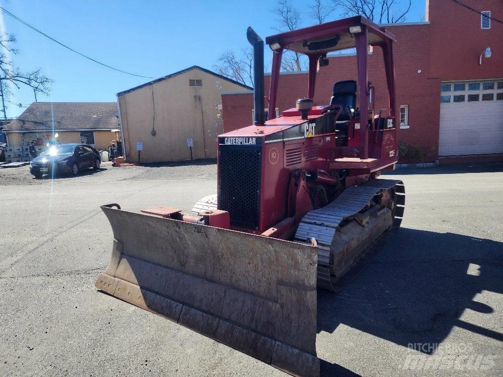 CAT D 3 C III بلدوزرات مجنزرة