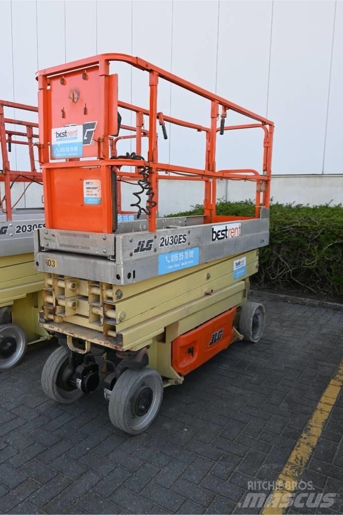 JLG 2030 ES رافعات مقصية الشكل