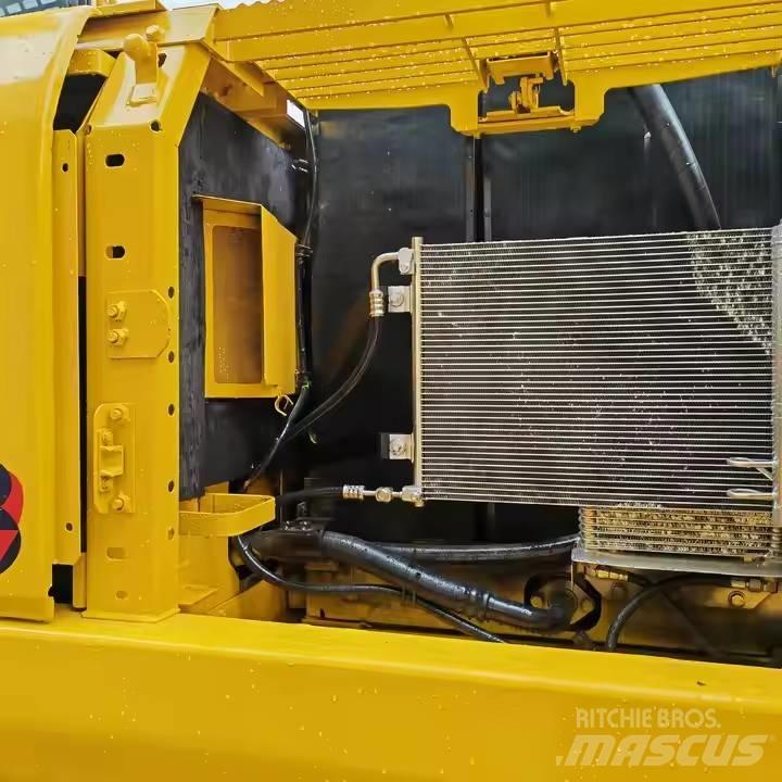 Komatsu PC220-8 حفارات زحافة