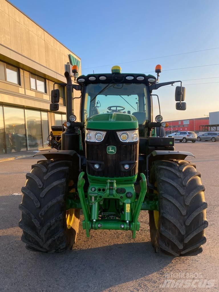 John Deere 6215 R الجرارات