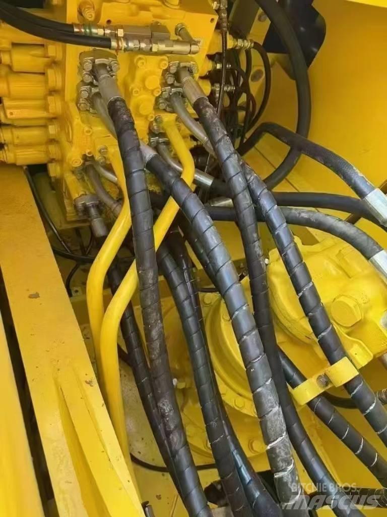 Komatsu PC 240 حفارات زحافة