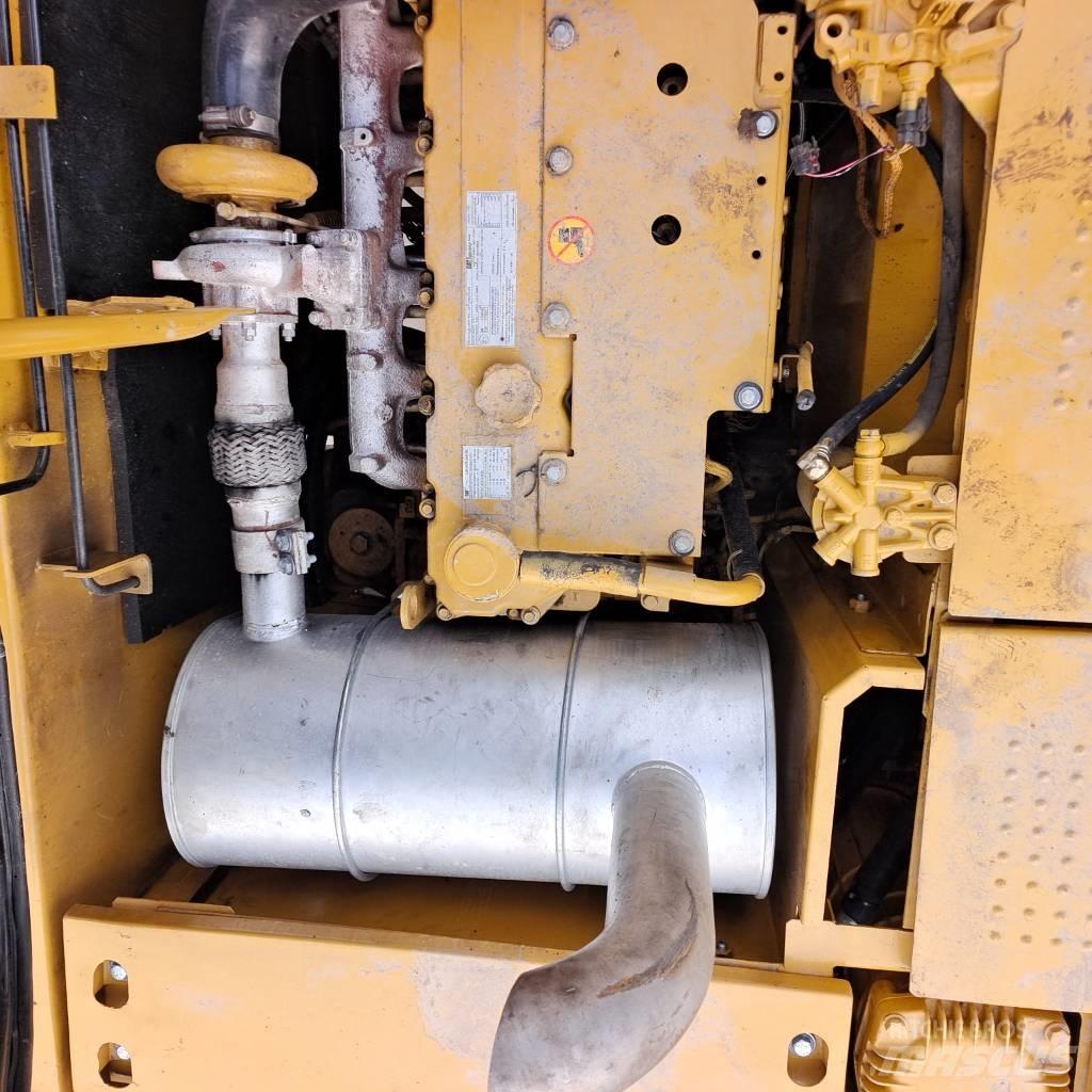 CAT 320D حفارات زحافة