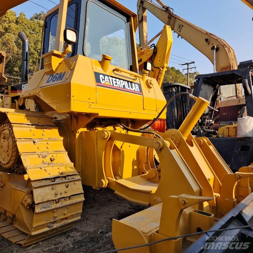 CAT D 6 M بلدوزرات مجنزرة