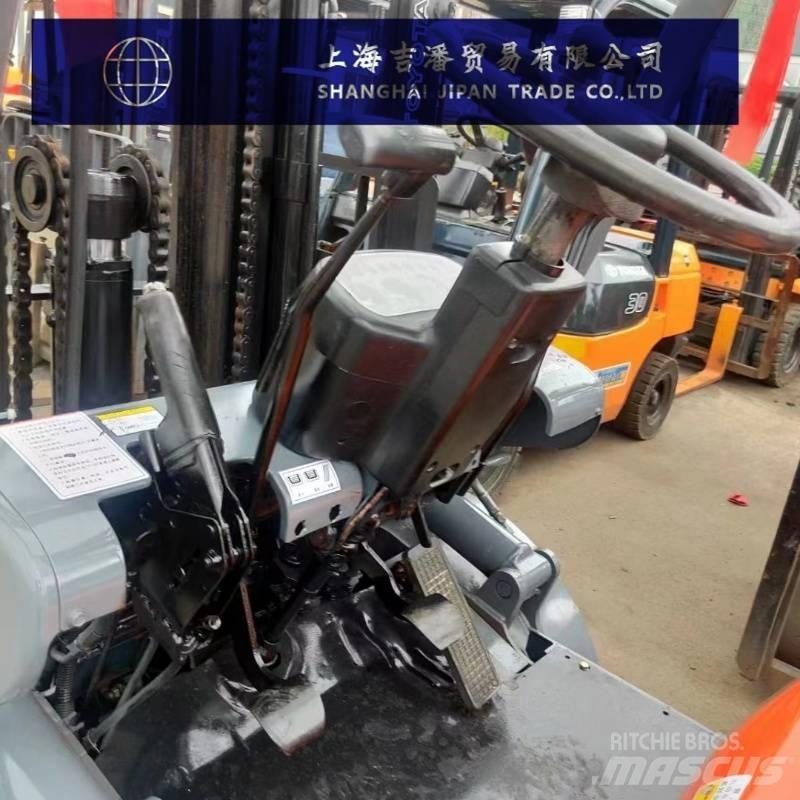 Toyota 6 FDF 30 شاحنات الديزل