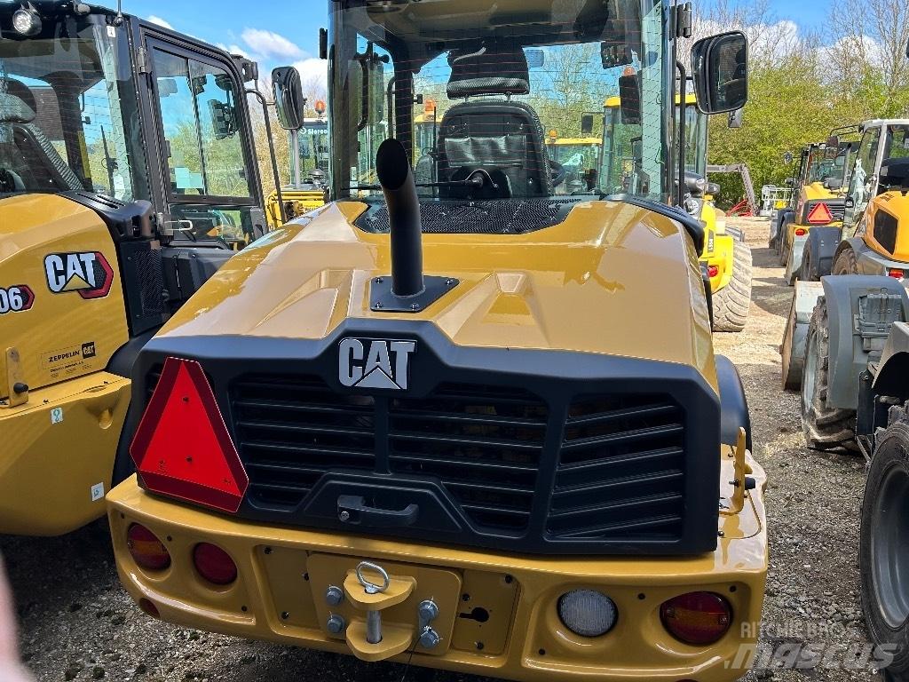 CAT 906 لوادر بعجل