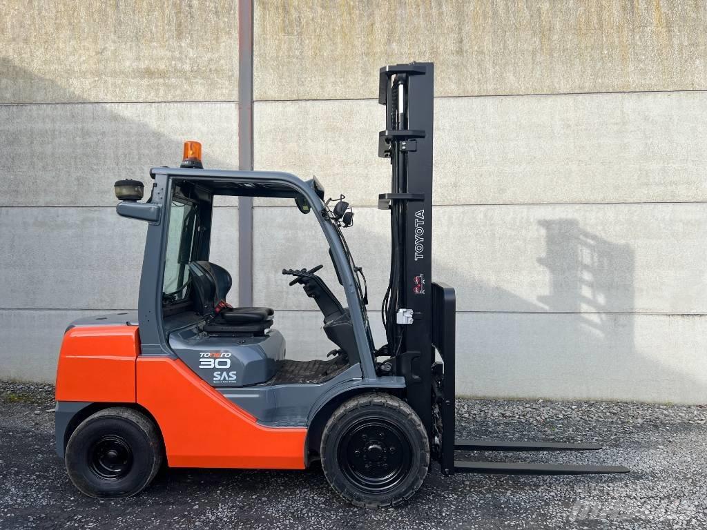 Toyota 02-8 FDF 30 شاحنات الديزل