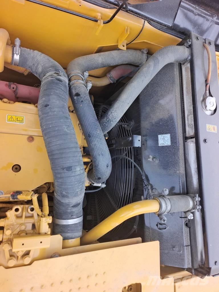 CAT 320 D2L حفارات زحافة