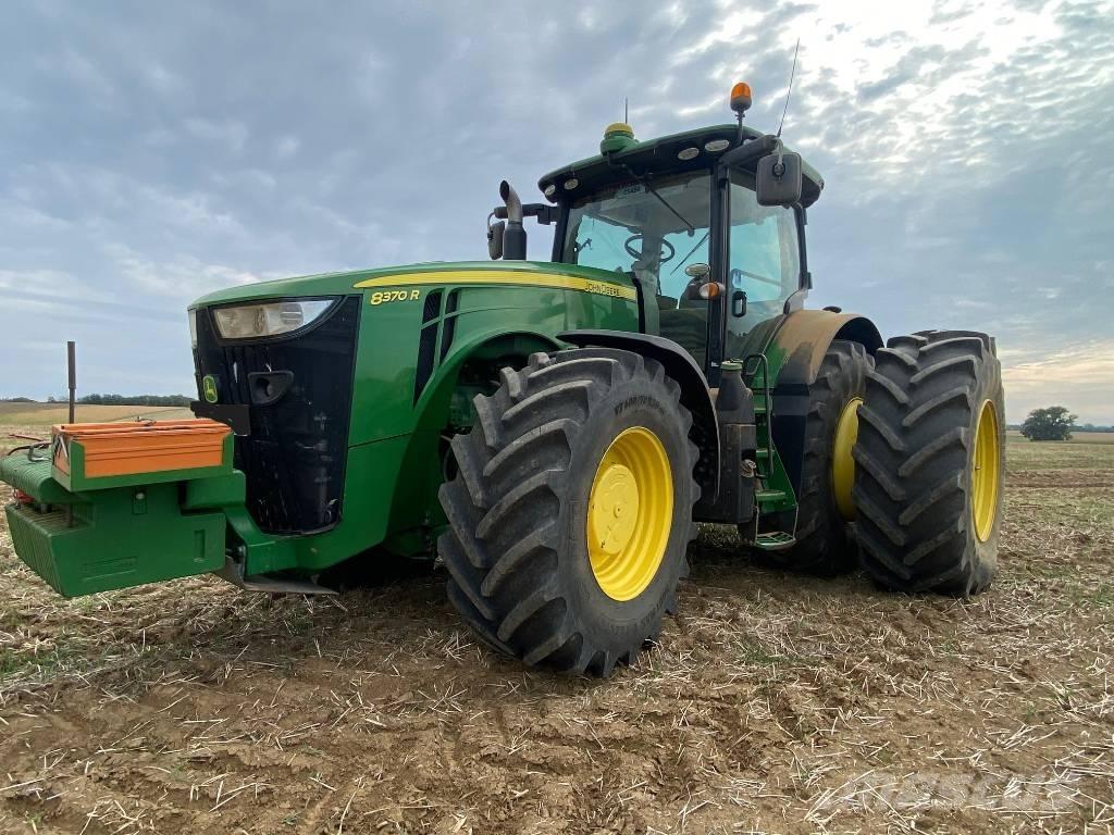 John Deere 8370 R الجرارات