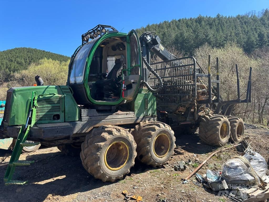 John Deere 810 E شاحنات