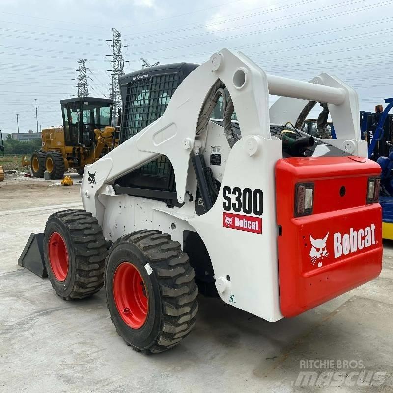 Bobcat s 300 لوادر انزلاقية التوجيه