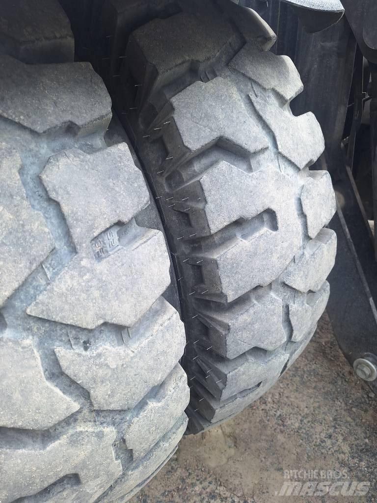CAT M 318 حفارات بعجل