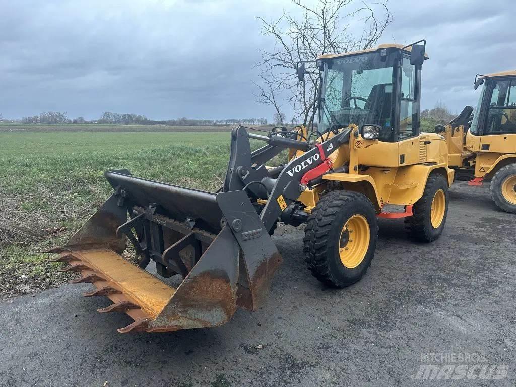 Volvo L30G لوادر بعجل