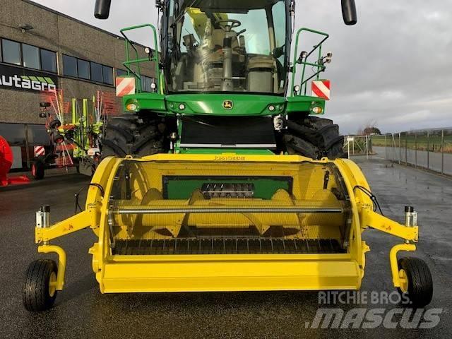 John Deere 8200 i علافات ذاتية الدفع