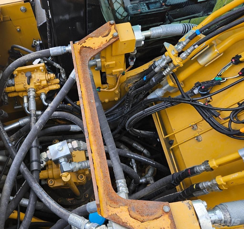 CAT 320 حفارات زحافة