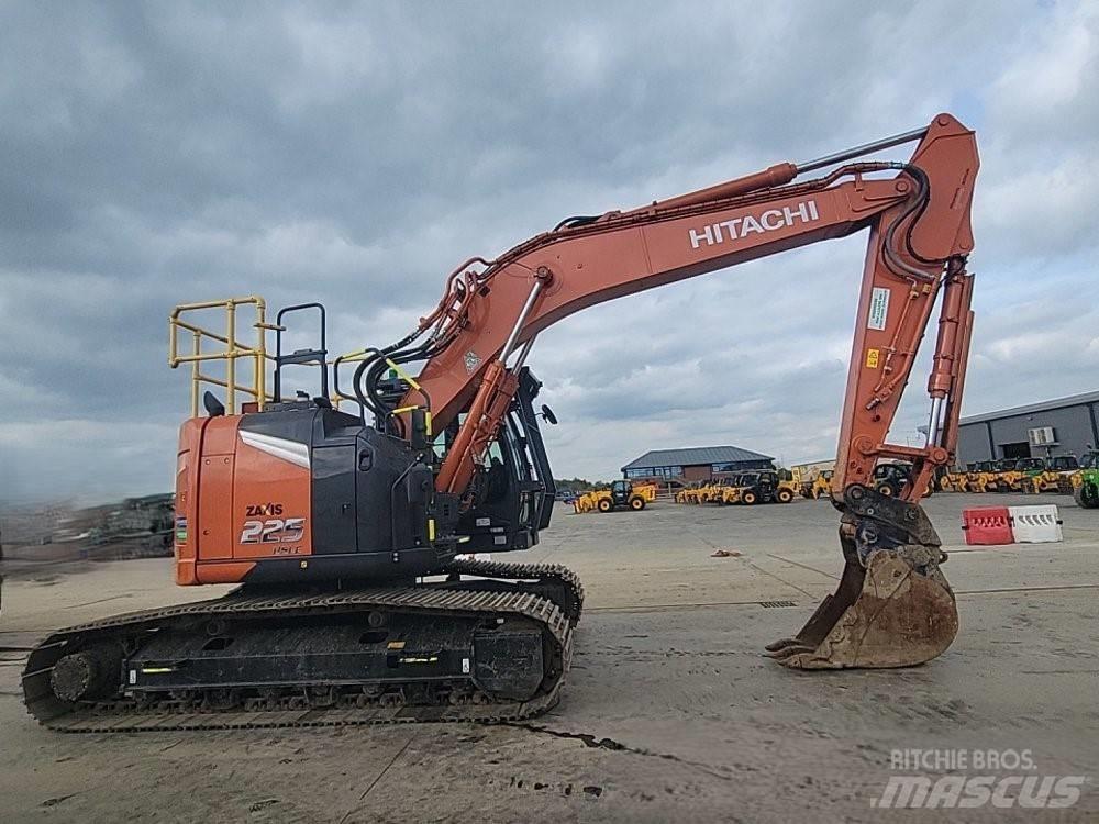 Hitachi ZX225USLC-7 حفارات زحافة