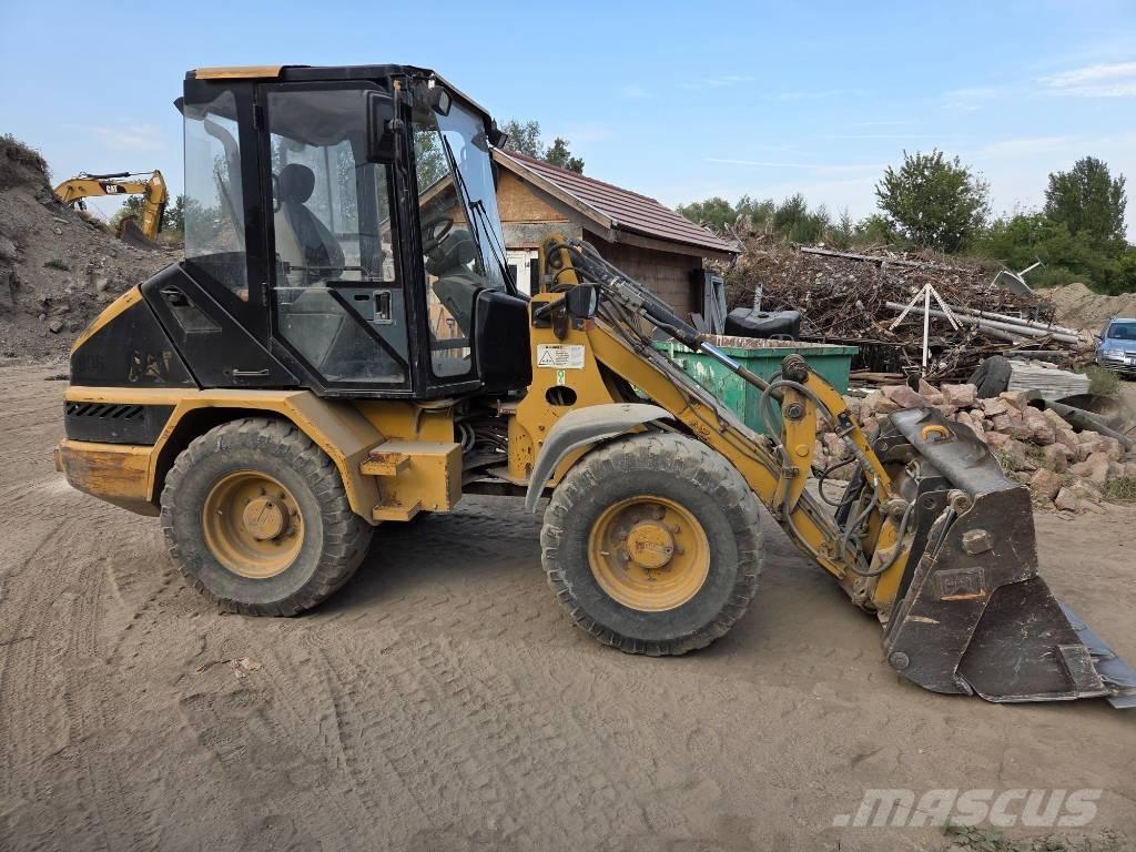 CAT 906 لوادر بعجل